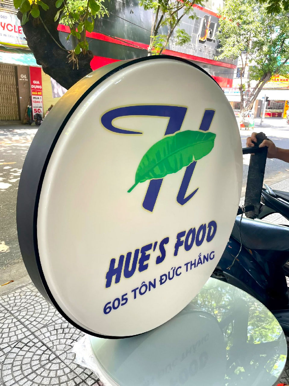 Biển vẫy quảng cáo đẹp Hop Den Bien Vay Hut Noi Tron08