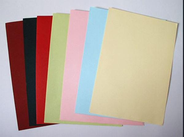 Cận cảnh bề mặt thô ráp đặc trưng của giấy Kraft là gì, cho thấy rõ các thớ giấy tự nhiên màu nâu vàng.