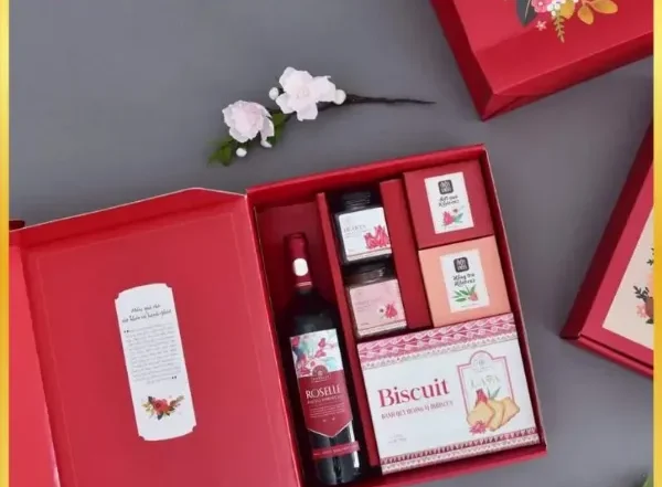 Cận cảnh các sản phẩm in ấn đã qua công đoạn gia công sau in, bao gồm ép kim vàng, dập nổi và UV định hình trên giấy mỹ thuật cao cấp.