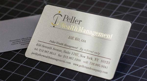 Các loại vật liệu in thẻ nhựa phổ biến như PVC, PET, PETG được sắp xếp cạnh nhau để so sánh trực quan