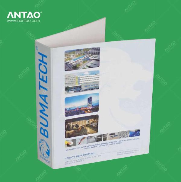 Cận cảnh logo được ép kim vàng óng ánh trên bìa lịch để bàn màu xanh đậm, thể hiện sự sang trọng và đẳng cấp của kỹ thuật gia công