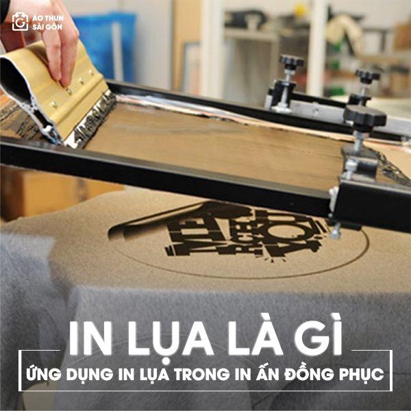 Một người thợ đang thực hiện kỹ thuật in lụa thủ công, kéo mực qua khuôn in lên một chiếc áo thun, thể hiện tính nghệ thuật và ứng dụng đa dạng