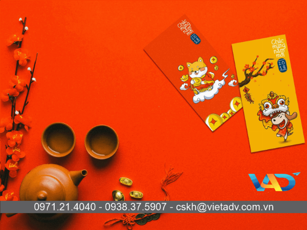 Một máy in offset hiện đại đang chạy, với những tờ giấy Kraft nâu đang được đưa vào hệ thống trục lăn.