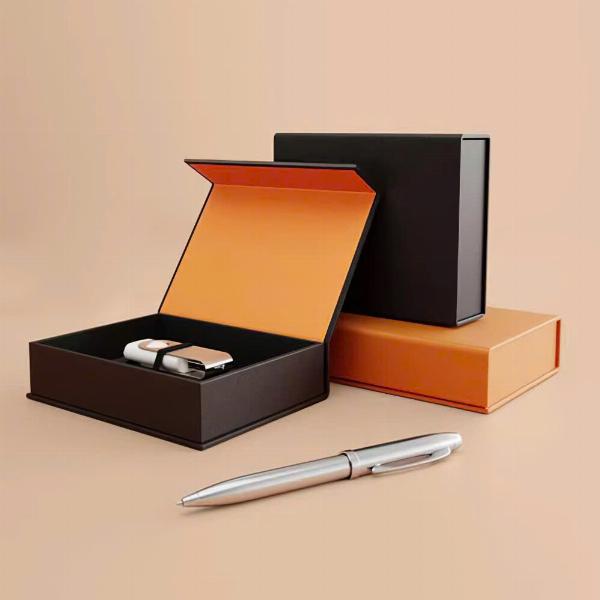 Cận cảnh logo thương hiệu được ép kim vàng gold sắc sảo và sang trọng trên nền hộp cứng màu đen mờ