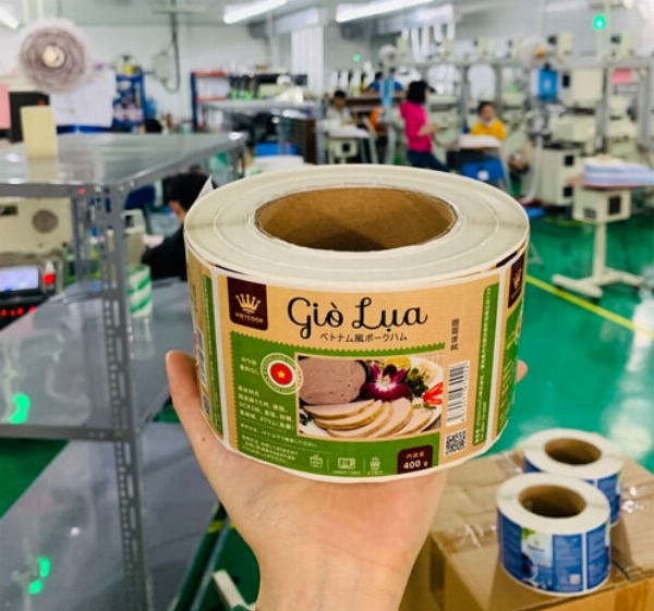 Toàn cảnh một dây chuyền máy in flexo công nghiệp đang sản xuất nhãn decal dạng cuộn với tốc độ cao.