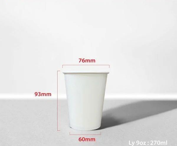 Hình ảnh một máy in offset công nghiệp hiện đại đang hoạt động trong một xưởng in sạch sẽ, cho thấy quy trình sản xuất sản phẩm in ấn chuyên nghiệp.