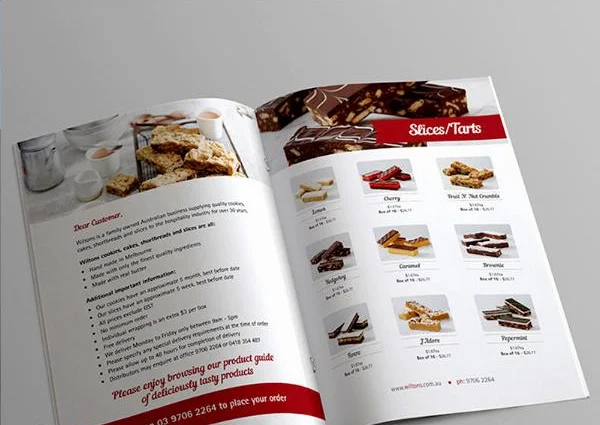 Một bộ sưu tập các sản phẩm in offset chất lượng cao được sắp xếp đẹp mắt, bao gồm catalogue, brochure, danh thiếp và hộp giấy