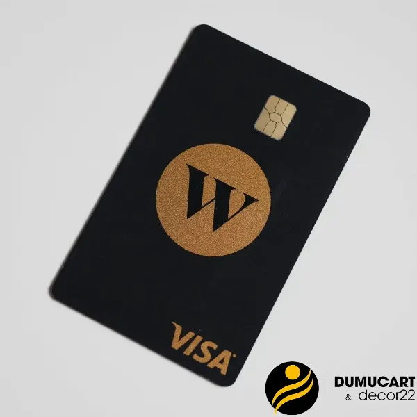 Một chồng thẻ nhựa làm từ vật liệu tái chế, với biểu tượng tái chế được in rõ nét trên thẻ