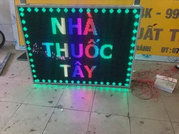 Biển LED Nhà Thuốc Mica Xanh Chữ Đỏ Chạy Bang gia tham khao dich vu lam bien led nha thuoc