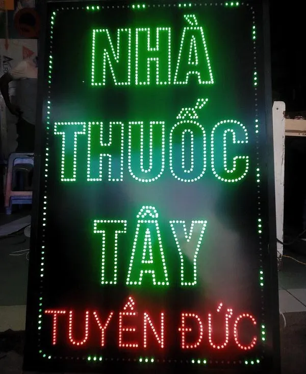 Biển LED Nhà Thuốc Mica Xanh Chữ Đỏ Chạy Bien led nha thuoc