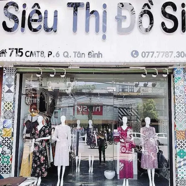 Mot mau bien quang cao shop thoi trang dep voi thiet ke bat mat se thu hut su chu y cua nguoi di duong