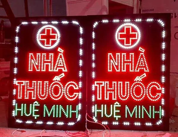 Biển LED Nhà Thuốc Mica Xanh Chữ Đỏ Chạy Tai sao nen chon dich vu lam bien led nha thuoc tai Quang Cao 24H 1