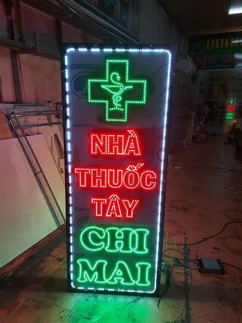 Biển LED Nhà Thuốc Mica Xanh Chữ Đỏ Chạy Thiet ke bien led nha thuoc chuyen nghiep