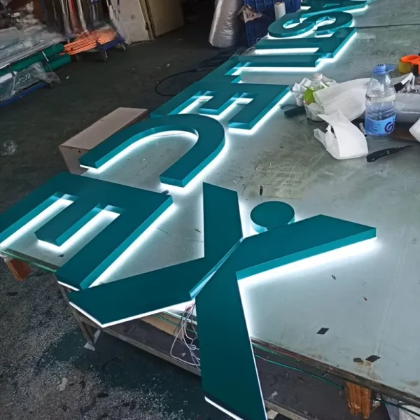 Xu huong chu inox noi ket hop voi he thong chieu sang dang ngay cang duoc ua chuong trong nam 2025