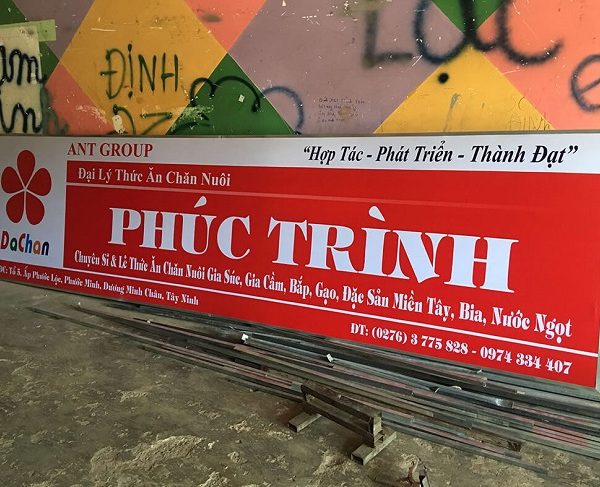 thiết kế biển thức ăn gia súc