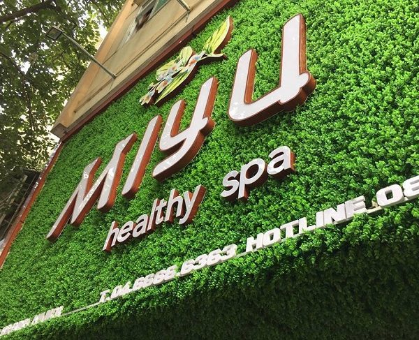 bảng hiệu quảng cáo bằng cỏ nhân tạo