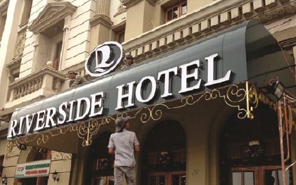 bảng hiệu khách sạn inox