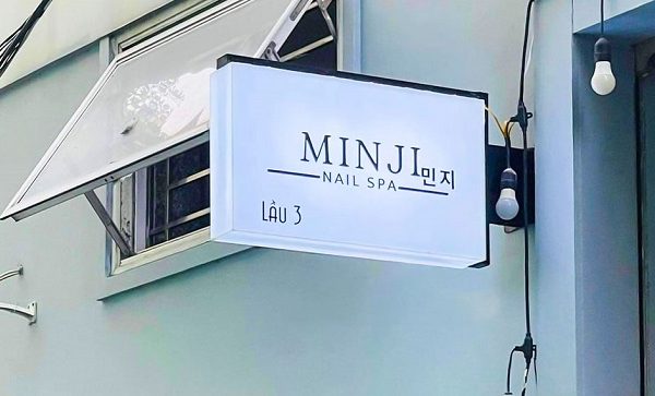 biển vẫy spa hình vuông