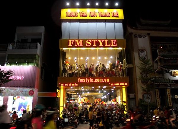 thiết kế bảng hiệu shop quần áo