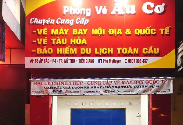 bảng hiệu bán vé máy bay