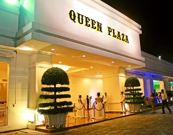 biển hiệu nhà hàng Queen Plaza
