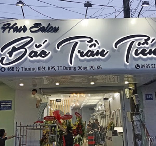 Mẫu biển quảng cáo tóc và móng bằng Mica