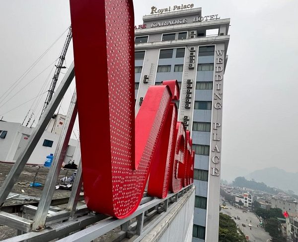 Lắp đặt, thi công làm biển chữ nổi tòa nhà